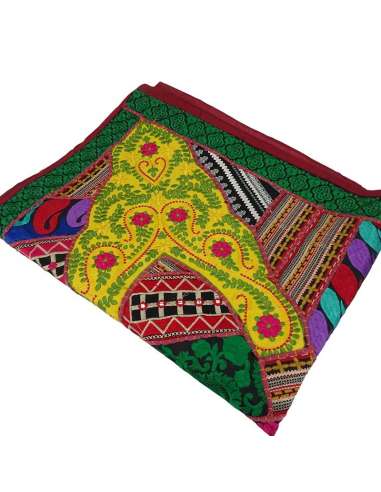 Tapiz Patchwork colorido hecho con telas de sari reciclado